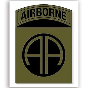 Pode incluir: Um remendo militar verde e preto com as palavras "AIRBORNE" em um arco preto sobre um círculo preto com as letras "AA" dentro.