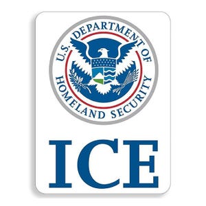 Pode incluir: Um adesivo branco com o selo do Departamento de Segurança Interna dos EUA em azul, vermelho e branco. Abaixo do selo, a palavra "ICE" é impressa em letras maiúsculas em negrito, azul escuro.