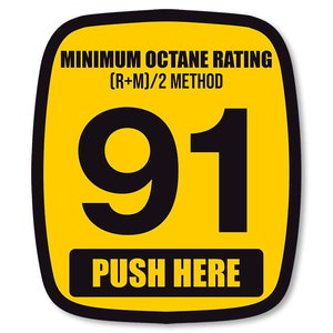 Könnte beinhalten: Gelber Aufkleber mit schwarzem Text und Rand. Der Aufkleber lautet "MINIMUM OCTANE RATING (R+M)/2 METHOD 91 PUSH HERE".
