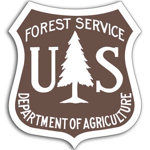 Pegatina de 3 pulgadas en forma de escudo del Servicio Forestal de EE. UU., color marrón y blanco (vinilo para autocaravana, coche, portátil, senderismo, campamento). Autorizada por el Servicio Forestal de EE. UU.