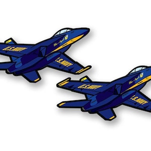 Può includere: Due caccia F/A-18 Hornet Blue Angels blu e gialli in volo. Gli aerei volano in formazione, con l'aereo di testa in primo piano e l'aereo di coda sullo sfondo. Gli aerei sono entrambi dipinti con la livrea dei Blue Angels, con segni blu e gialli.