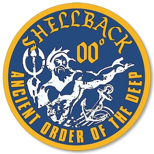 Può includere: Un adesivo circolare blu e oro con il testo "Shellback 00' Ancient Order of the Deep". L'adesivo presenta un'illustrazione bianca di un tritone che tiene un tridente e un'ancora.