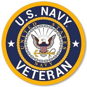 以下が含まれることがあります： 「U.S. NAVY VETERAN」の文字と、ワシ、錨、そして「UNITED STATES NAVY」の文字が刻まれた紋章が描かれた、青と金の丸いステッカーです。