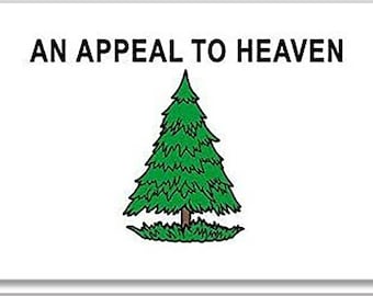Puede incluir: Una bandera blanca con el texto "An Appeal to Heaven" en letras negras. Un pino verde con un tronco marrón está centrado en la bandera.