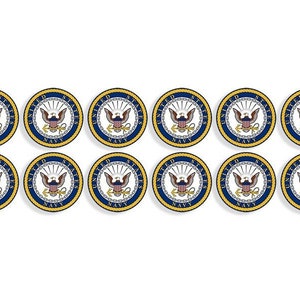 Puede incluir: Doce pegatinas redondas de color azul marino y dorado con el sello de la Marina de los Estados Unidos. El sello presenta un águila calva con un escudo y las palabras "United States Navy".