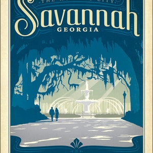 Op de afbeelding: Een vintage reisposter met een blauwe en witte illustratie van Forsyth Park in Savannah, Georgia. De poster toont een fontein, bomen en een stel dat door het park wandelt. De tekst "The Hostess City" en "Savannah, Georgia" staat bovenaan de poster. De tekst "Forsyth Park" staat onderaan de poster.
