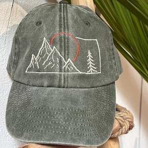 On the left side we have sewn our logo (a stylized orange acorn) on a black background, and inside the label is sewn with the name of the logo.
We embroidered a stylized mountain design with the sun, for those who love adventure, all-around mountains in every season.