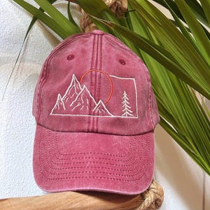 On the left side we have sewn our logo (a stylized orange acorn) on a black background, and inside the label is sewn with the name of the logo.
We embroidered a stylized mountain design with the sun, for those who love adventure, all-around mountains in every season.