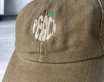 Gorra color melocotón desgastada, diseño bordado, bordado color melocotón, estilo vintage.