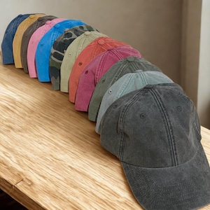 Cappellino vintage da baseball, rosso slavato, nero slavato, bianco naturale, 6 pannelli, visiera curva.