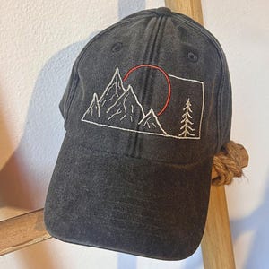 We embroidered a stylized mountain design with the sun, for those who love adventure, all-around mountains in every season.