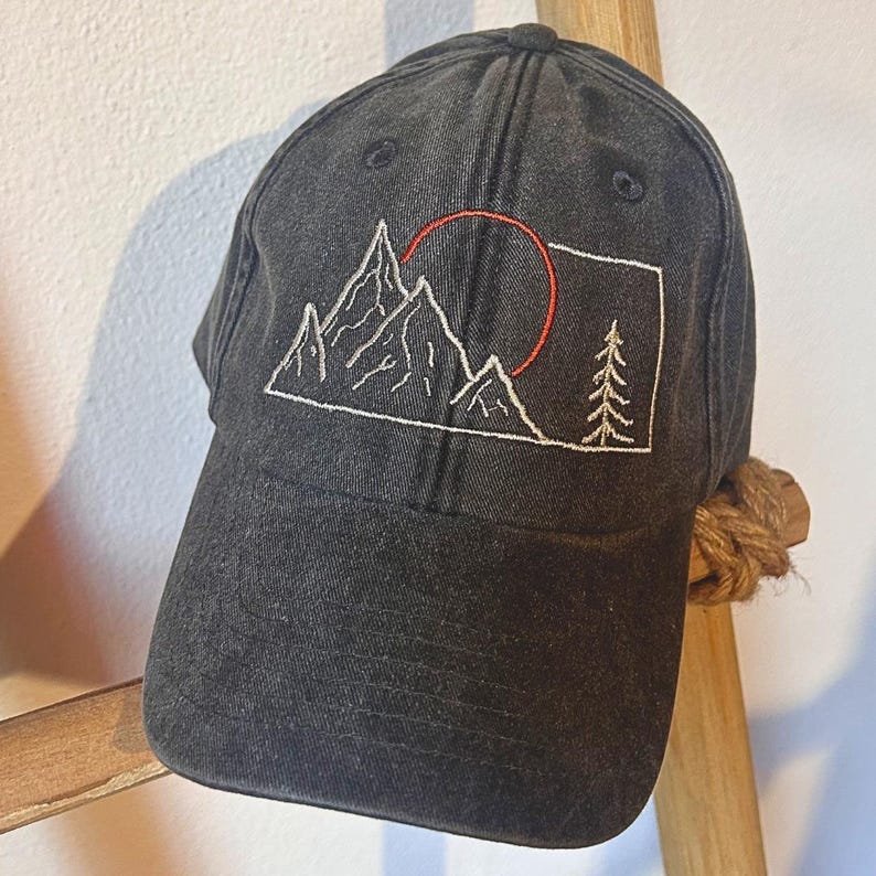 We embroidered a stylized mountain design with the sun, for those who love adventure, all-around mountains in every season.