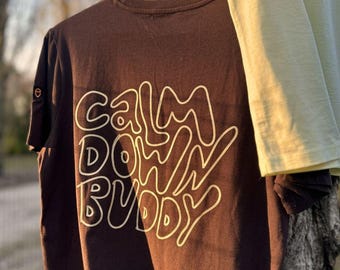 Camiseta ecológica de algodón biológico: diseños "Calm Down Buddy" y "Chill out".