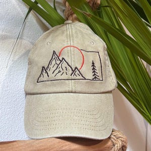 6-panel baseball cap with pre-curved hard visor. 
Available in twelve colors with that 'vintage washed out effect that we simply adore! Garment dyed after assembly, so the color may vary slightly from one another. The color has a délavé effect on the seams and uneven washed out effect on the surface.