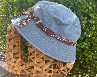 Sombrero tipo pescador con diseño bordado estilo bandana.