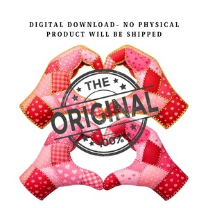 Op de afbeelding: Twee stoffen handvormen, elk bestaande uit patchwork vierkanten in roze en rode tinten, vormen een hart. Een cirkelvormige stempel met de woorden "THE ORIGINAL" is gecentreerd tussen de handen. De tekst "DIGITALE DOWNLOAD - ER WORDEN GEEN FYSIEKE PRODUCTEN VERZONDEN" is inbegrepen.