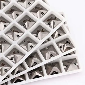 Cristales de hematita azabache 3240 para coser en cuadrados de 12 mm, 14 mm, 16 mm y 22 mm - Piedras preciosas premium de base plana en gris plata metalizado.