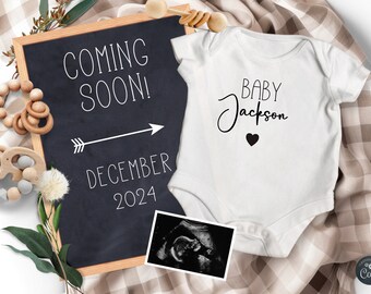 Puede incluir: Anuncio de embarazo con una pizarra que dice "COMING SOON! DICIEMBRE 2024" y un body blanco con "BABY Jackson" y un corazón. También se incluye una imagen de ultrasonido y juguetes para bebés.