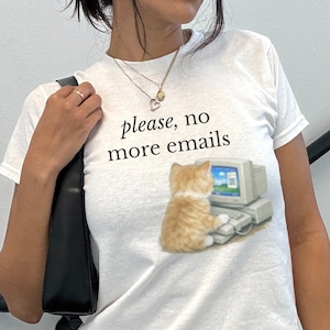 Camiseta "No más correos electrónicos", camiseta divertida con meme de agotamiento, camiseta de gatito informático Y2K, humor de oficina para introvertidos, camiseta retro de gato de internet