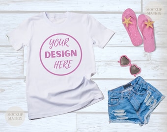 Summer Holiday Beach T-shirt Mockup Bella Canvas 3001 Con Sandalias Rosas Y Short Jeans Summer T Shirt, Descarga Instantánea