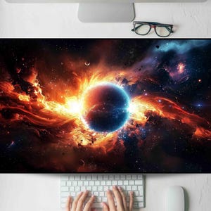 Tapis de bureau Feu galactique autour d&#39;une planète lointaine, tapis de souris de jeu, grand tapis de souris, tapis de clavier MTG pour travail, jeu, bureau, maison XL