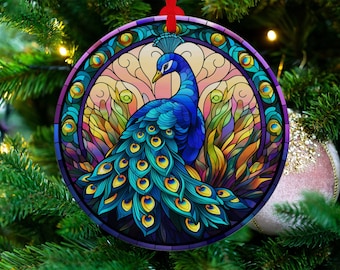 Könnte beinhalten: Ein runder Glas-Anhänger mit einem Pfau im Stil eines Buntglasfensters mit blauen, grünen, gelben und violetten Federn. Der Pfau ist von einem runden Rahmen mit einem floralen Muster umgeben.