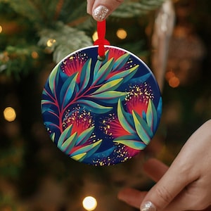 Kerstmis van de Kunst van Nieuw Zeeland Pohutakawa keramisch ornament. De levendige kleuren van de endemische vogels en landschappen van ons prachtige Aotearoa.