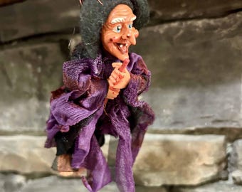 Bruja decorativa de cocina Walburga morada / Hecha a mano