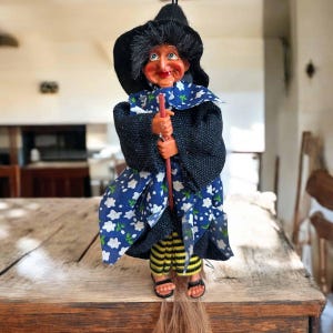Bruja decorativa de cocina Johanna azul / Hecha a mano