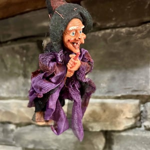Bruja decorativa de cocina Walburga morada / Hecha a mano