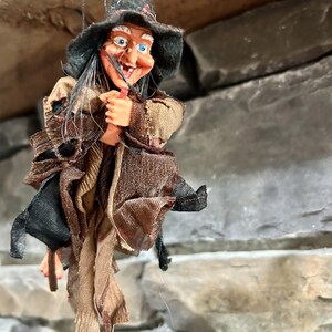 Figurine Sorcière Suspendue Avec Balai - Poupée Habillée Artisanale, 18cm, France