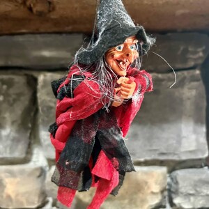 Bruja decorativa de cocina Walburga roja / Hecha a mano