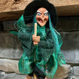 Bruja decorativa de cocina Dolores verde / Hecha a mano