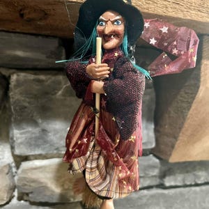 Bruja decorativa de cocina Dolores roja / Hecha a mano
