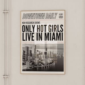 Puede incluir: Un póster en blanco y negro con el texto "Downtown Daily" y "New Research Shows Only Hot Girls Live in Miami". El póster presenta una foto de un horizonte de ciudad.
