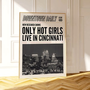 Puede incluir: Una fotografía en blanco y negro del horizonte de Cincinnati por la noche con el texto "Downtown Daily" y "New Research Shows Only Hot Girls Live in Cincinnati" sobre un fondo blanco.