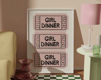 Könnte beinhalten: Ein gerahmter Druck mit drei rosa Tickets, auf denen "Girl Dinner" auf weißem Hintergrund steht. Der Druck hängt an einer hellrosa Wand über einem grün-weiß karierten Teppich. Eine rosa Lampe mit einem grünen Glas steht auf einem hellgrünen Beistelltisch.