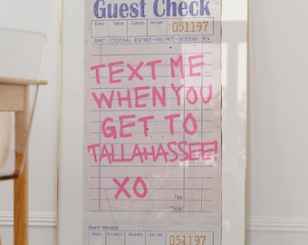 Puede incluir: Una impresión enmarcada de un cheque de restaurante vintage con el texto "TEXT ME WHEN YOU GET TO TALLAHASSEE! XO" escrito en rosa sobre un fondo blanco.