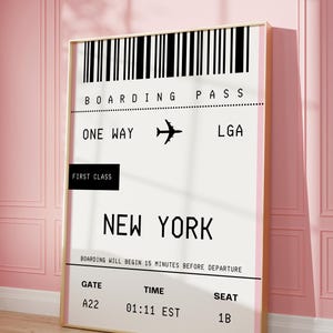 Pode incluir: Um cart&atilde;o de embarque imprim&iacute;vel em preto e branco com o texto "BOARDING PASS", "ONE WAY", "LGA", "FIRST CLASS", "NEW YORK", "BOARDING WILL BEGIN 15 MINUTES BEFORE DEPARTURE", "GATE", "TIME", "SEAT", "A22", "01:11 EST" e "1B".