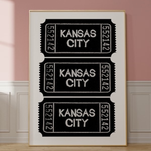 Può includere: Stampa in bianco e nero di tre vecchi biglietti con il testo "KANSAS CITY" e il numero "552142" ripetuto su ogni biglietto.