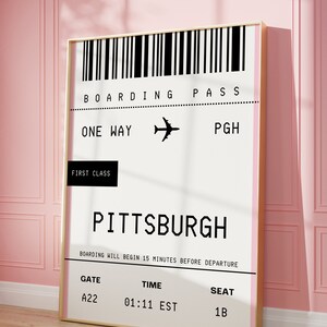 Może przedstawiać: Czarno-biała karta pokładowa z r&oacute;żowym paskiem po prawej stronie. Karta jest na lot w jedną stronę do Pittsburghu w Pensylwanii. Brama to A22, godzina to 01:11 EST, a miejsce to 1B.