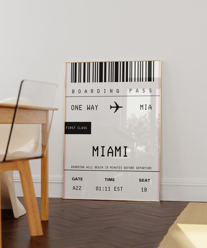 以下が含まれることがあります： 「BOARDING PASS」「ONE WAY」「MIA」「FIRST CLASS」「MIAMI」「BOARDING WILL BEGIN 15 MINUTES BEFORE DEPARTURE」「GATE」「TIME」「SEAT」「A22」「01:11 EST」「1B」と記載された白黒の搭乗券。