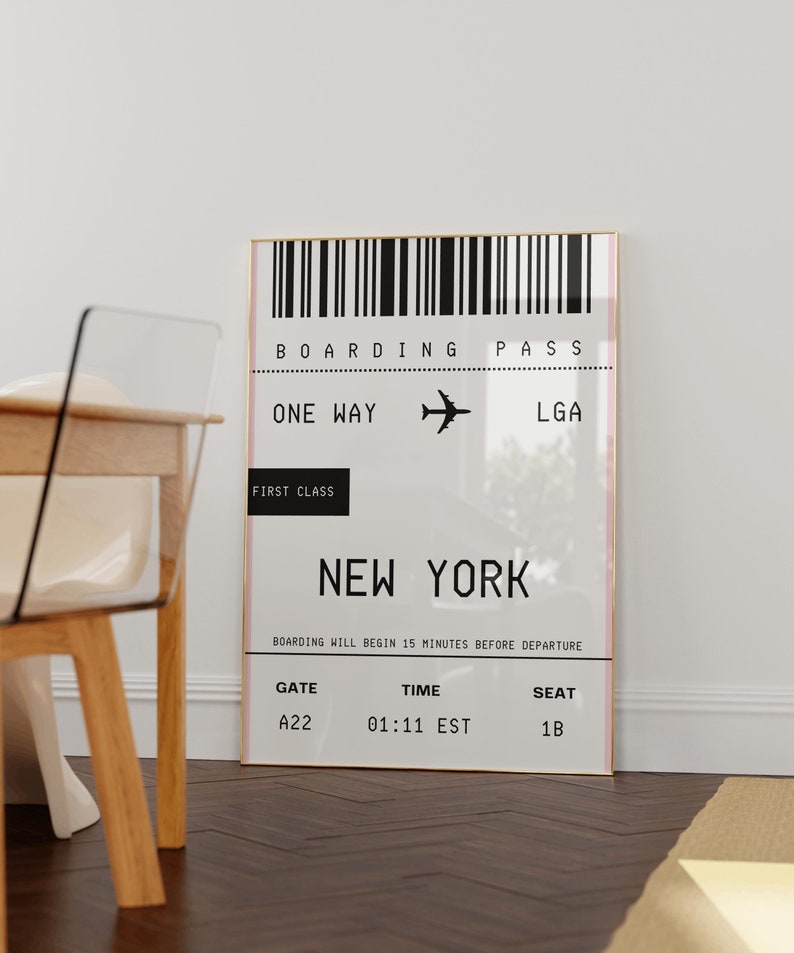 Pode incluir: Um cart&atilde;o de embarque branco e rosa com texto preto e um c&oacute;digo de barras. O texto diz "BOARDING PASS", "ONE WAY", "LGA", "FIRST CLASS", "NEW YORK", "BOARDING WILL BEGIN 15 MINUTES BEFORE DEPARTURE", "GATE", "TIME", "SEAT", "A22", "01:11 EST", e "1B".