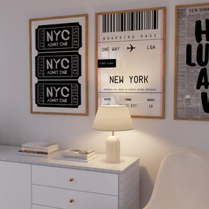 Pode incluir: Tr&ecirc;s impress&otilde;es emolduradas em preto e branco com um tema da cidade de Nova Iorque. A impress&atilde;o da esquerda apresenta tr&ecirc;s bilhetes de estilo vintage com o texto "NYC Admit One". A impress&atilde;o do meio &eacute; um cart&atilde;o de embarque com o texto "Boarding Pass One Way LGA First Class New York Boarding will begin 15 minutes before departure Gate ASA Time 1 EST Seat 1B". A impress&atilde;o da direita &eacute; um recorte de jornal com o texto "New-York HUAN".