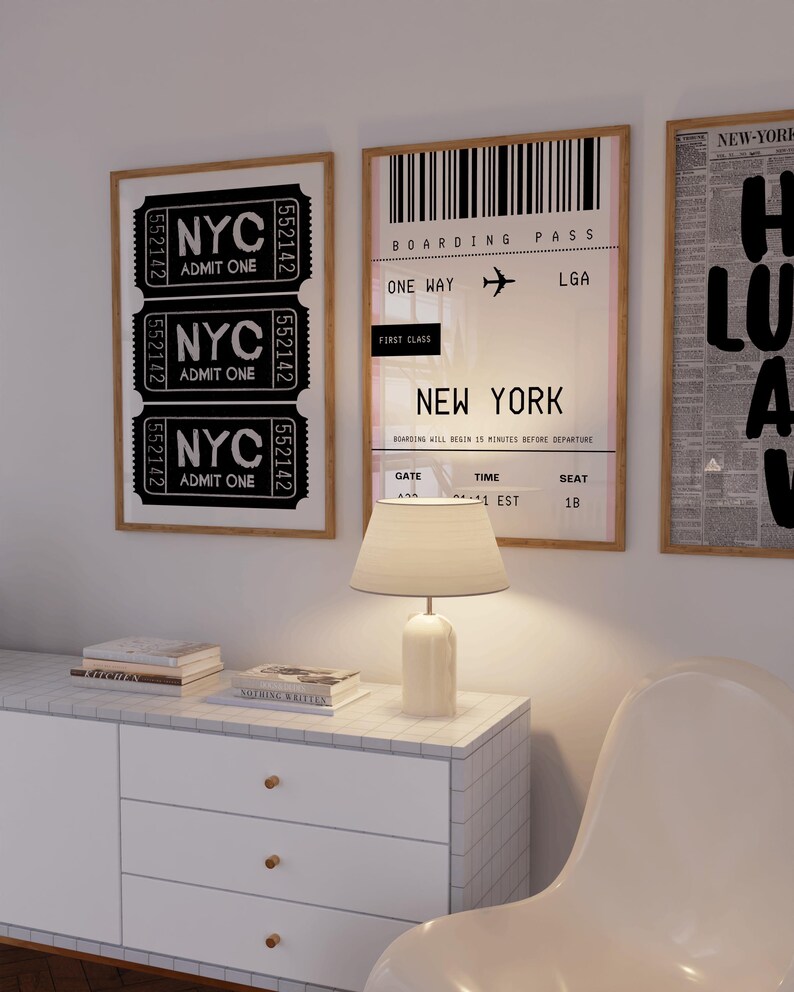 Pode incluir: Tr&ecirc;s impress&otilde;es emolduradas em preto e branco com um tema da cidade de Nova Iorque. A impress&atilde;o da esquerda apresenta tr&ecirc;s bilhetes de estilo vintage com o texto "NYC Admit One". A impress&atilde;o do meio &eacute; um cart&atilde;o de embarque com o texto "Boarding Pass One Way LGA First Class New York Boarding will begin 15 minutes before departure Gate ASA Time 1 EST Seat 1B". A impress&atilde;o da direita &eacute; um recorte de jornal com o texto "New-York HUAN".