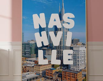 以下が含まれることがあります： ナッシュビルのスカイラインの写真に「NASHVILLE」という白いテキストが重ねられたポスター。写真は青い空に白い雲、中央にそびえ立つ高層ビルが写っている。