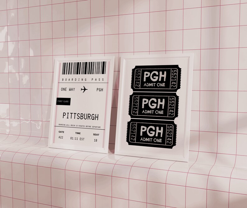 Może przedstawiać: Biały obraz w ramie z trzema czarno-białymi biletami z napisem "PGH Admit One" oraz biały obraz w ramie z kartą pokładową z napisem "Boarding Pass One Way PGH First Class Pittsburgh Gate 422 Time 01:11 EST Seat 18" na tle r&oacute;żowo-białych płytek.