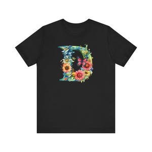 Camiseta de lona con monograma floral D Bella, camiseta con diseño de mariposa, camiseta con letras en inglés, top inspirado en la naturaleza, regalo para ella, inicial personalizada