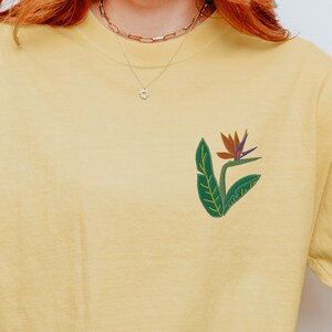 Shirt met geborduurde paradijsvogels comfortkleuren