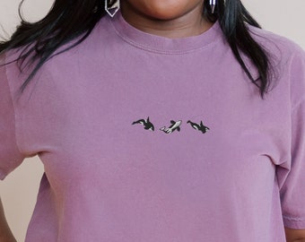 Camiseta Comfort Colors con bordado de orca: Camiseta con temática oceánica